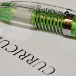 En grønn penn med svart hette