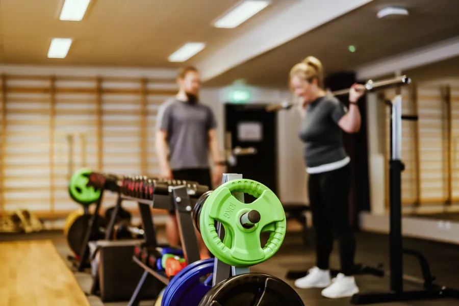 To personer som trener med vekter